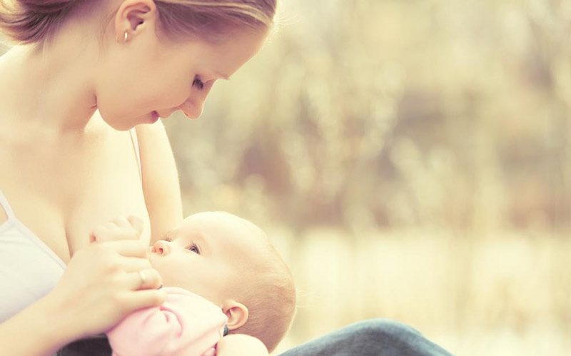 Quels sont les bienfaits du lait maternel pour le nourrisson et la jeune maman ?