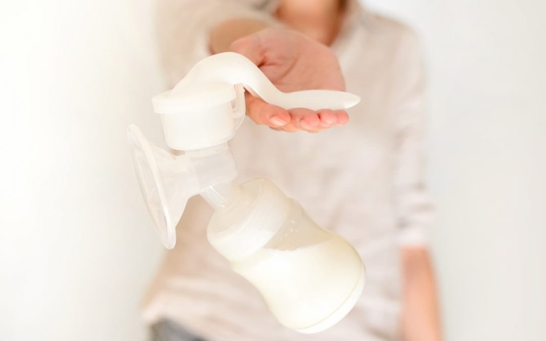 Pourquoi et comment choisir un tire-lait manuel ? 