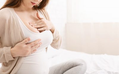 Maux de grossesse : le symptôme des seins qui grattent